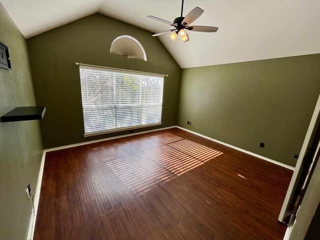 Photo - 5810 Spring Sq