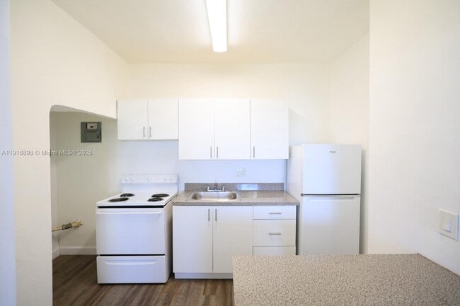 Building Photo - 2300 W Flagler St Unit 17