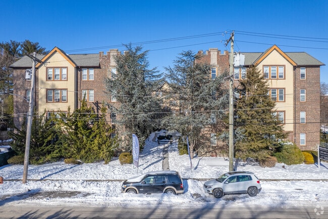 Photo - English Manor Apartments