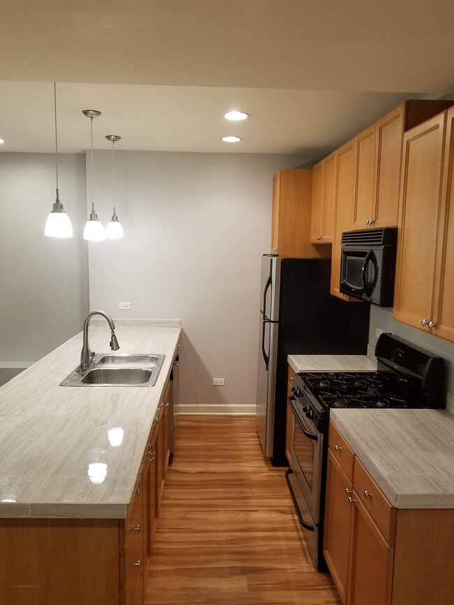 kitchen - 3450 N Bosworth Ave Unit G