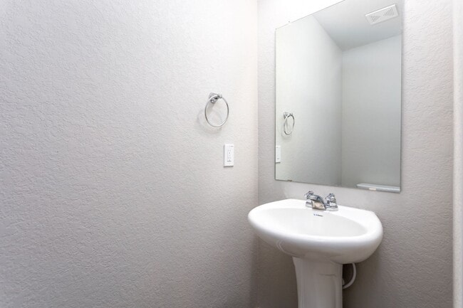 Photo - Stylish, Spacious & Close to It All – Your Ideal Townhome Awaits!