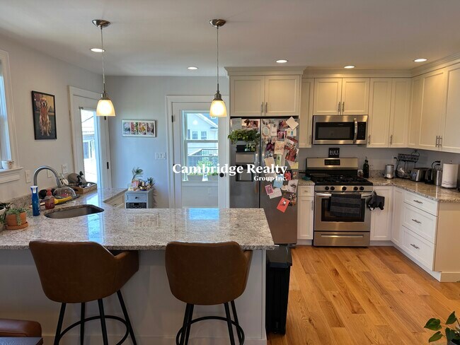Building Photo - 37 Porter St Unit 2T Rental