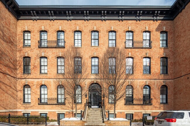 Photo - 334-344 W Menomonee St