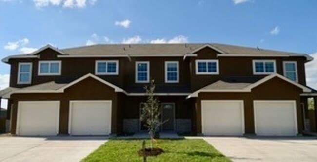 Building Photo - Beautiful 3 bedroom townhome located in Northeast San Antonio!