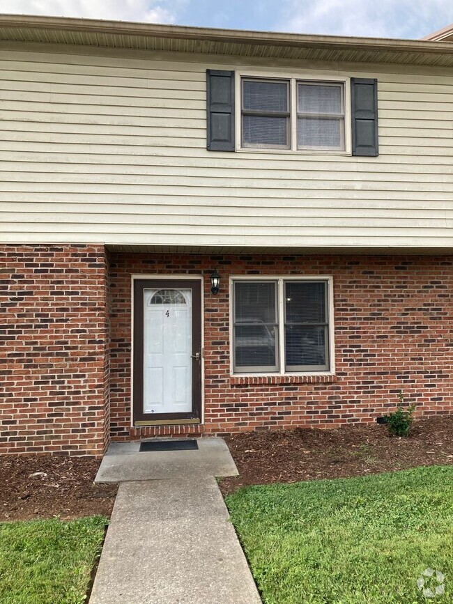 Building Photo - 2 Bedroom / 1.5 Bath Condo in Johnson City... Unit 4