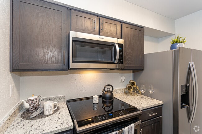 1BR, 1BA - 700SF