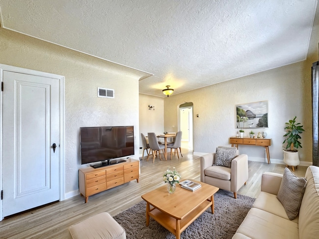 Photo - 1050 E Bates Pkwy