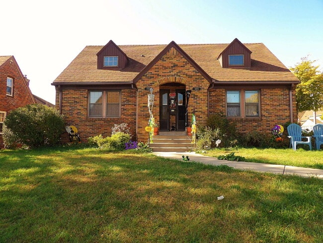 Building Photo - Cozy 2 Bedroom 1 Bathroom in S. Minneapolis