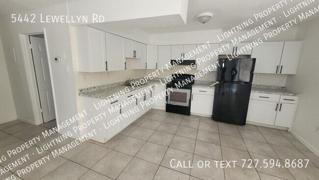 Photo - 5442 Lewellyn Rd