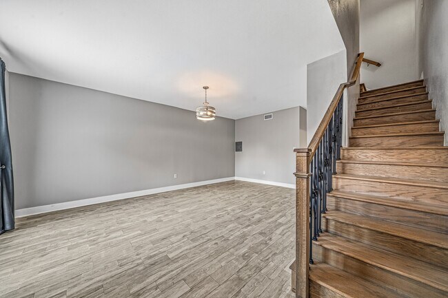 Photo - 830 Threadneedle St Unit 240