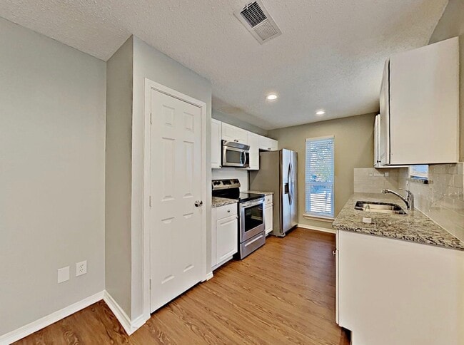 Photo - 2207 Cedarcrest Dr