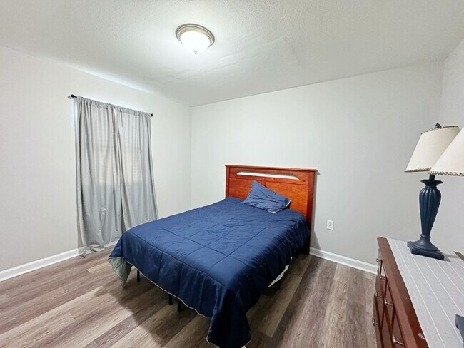 Photo - 4 Bedroom Furnished or UnFurnished rental