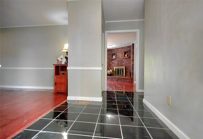 Photo - 874 Hollyridge Dr