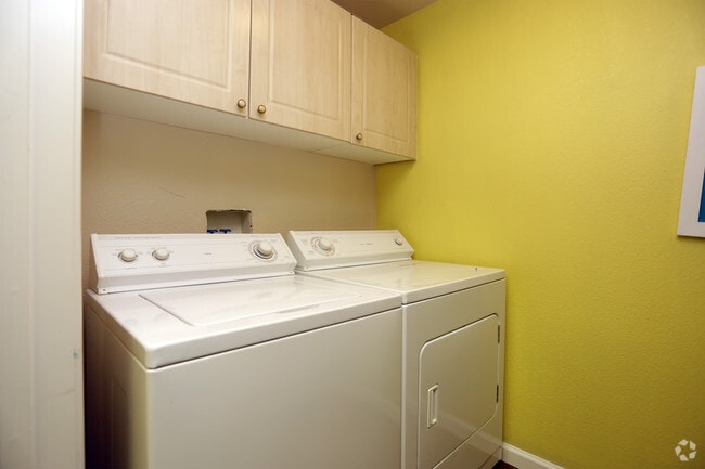 1BR, 1BA - 740 SF
