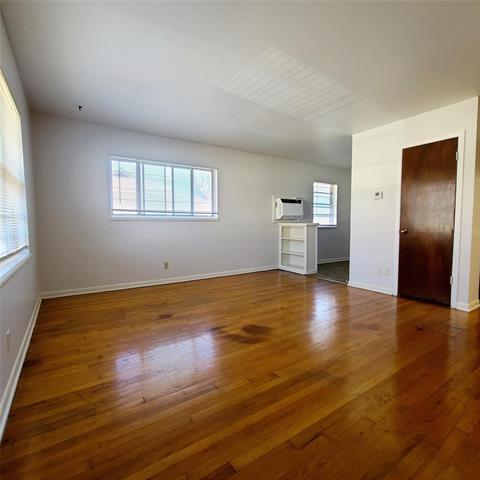 Photo - 4916 Worth St Unidad 4