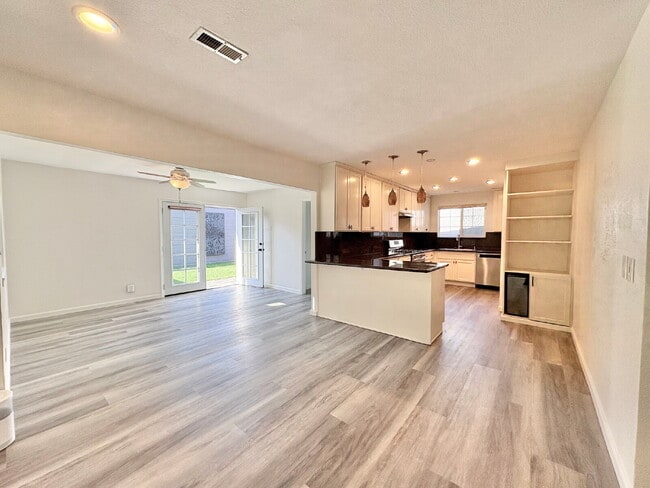 Building Photo - Spacious Single Family Home in Lakes & Birds Fremont