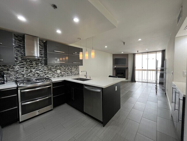 Building Photo - NoHo Arts 1+1, upgraded condo w/gym, pool ...