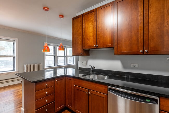 Building Photo - 736 W Addison St Unit 3