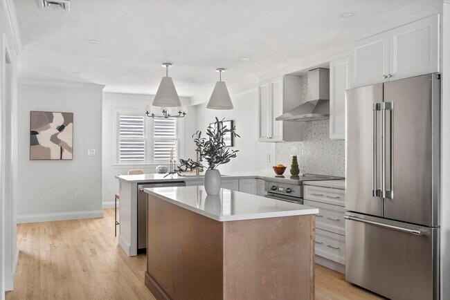 Photo - 715 E 7th St