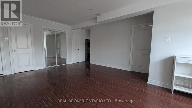 Photo - 2209 Gerrard St E