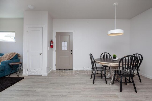 Photo - 207 Sawyer Ln