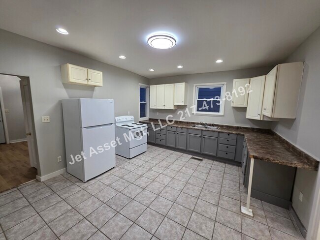 Photo - 4 bed, 2 bath HOUSE For Rent