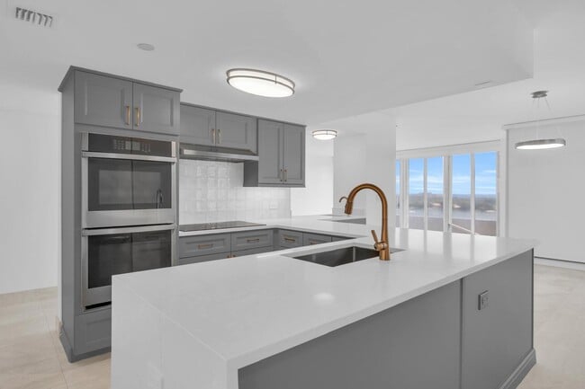 Building Photo - 529 S Flagler Dr Unit 14h