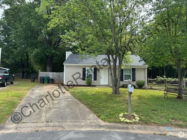 Building Photo - Charming 2 bedroom home in Charlotte! Only...