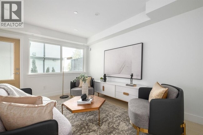 Photo - 432 1st St E