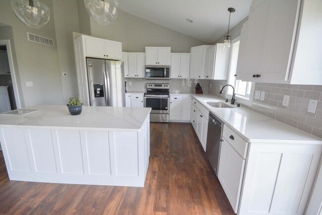 Photo - Bright & modern main floor living in newer home!