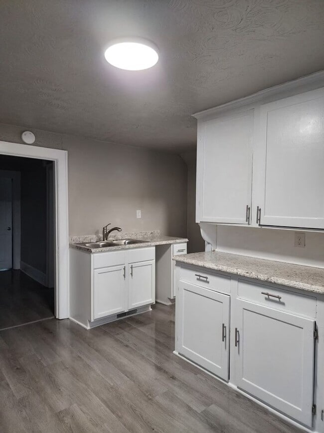 Building Photo - 702 S Commercial St Unit 109 Division St