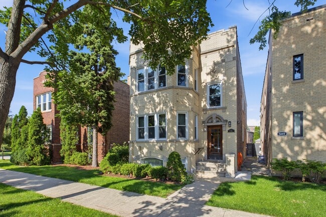 Building Photo - 5851 N Virginia Ave
