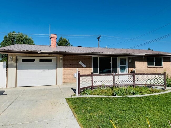 Building Photo - 737 Anthon Ave