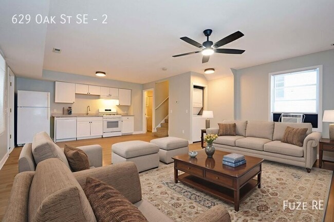 Building Photo - 629 SE Oak St Unit 2