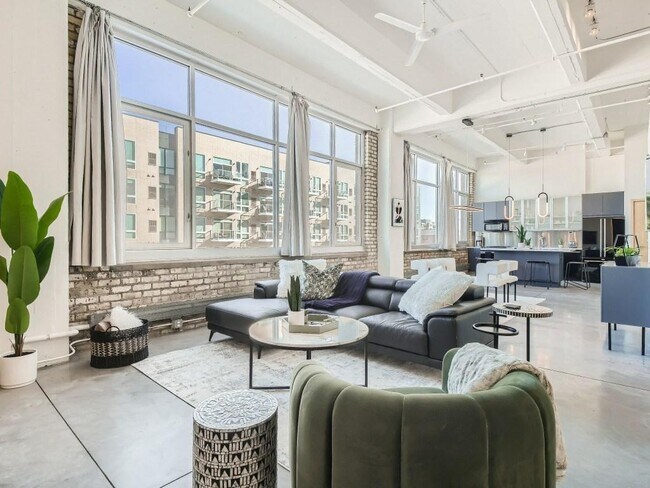 Building Photo - 700 N Washington Ave Unit 410