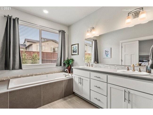 Photo - Stunning 3BD Home in Ridgefield!  Gourmet Kitchen & High End Finishes!