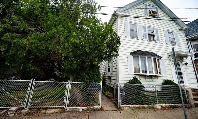 Building Photo - 102 Margin St Rental