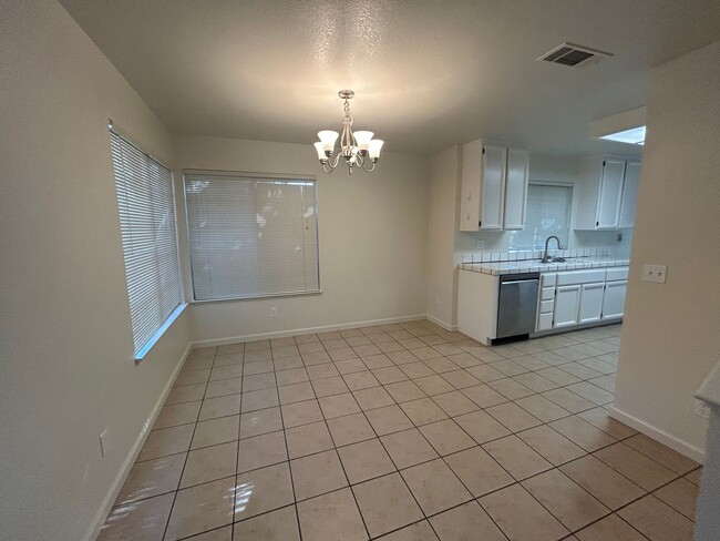 Photo - Spacious Halfplex