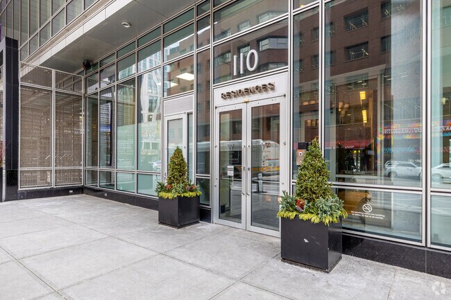 Entrada del edificio - The W Residences