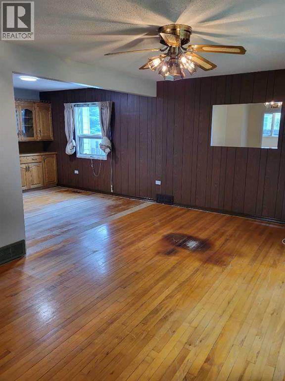 Photo - 941-916 16 St S