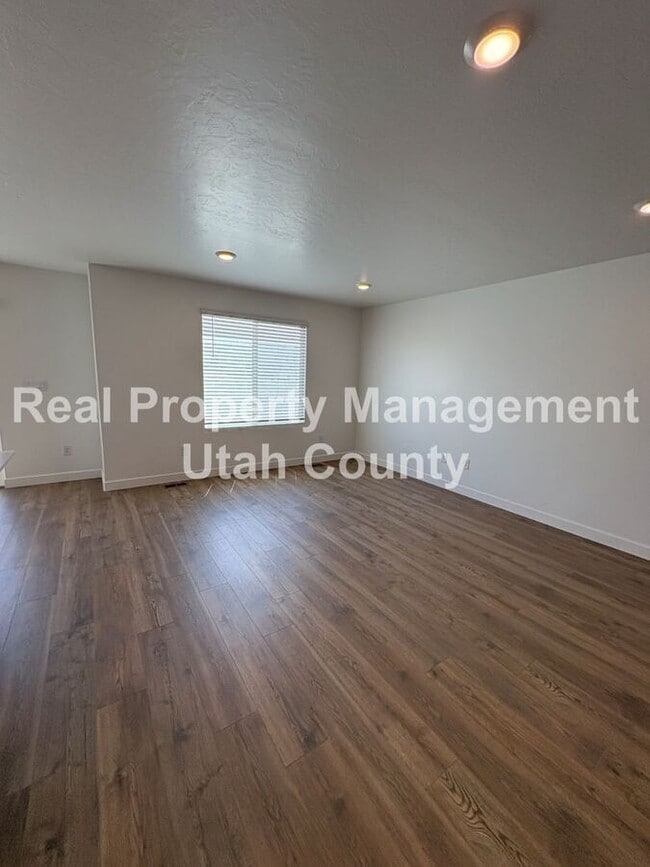 Photo - 837 E Oakum Ln