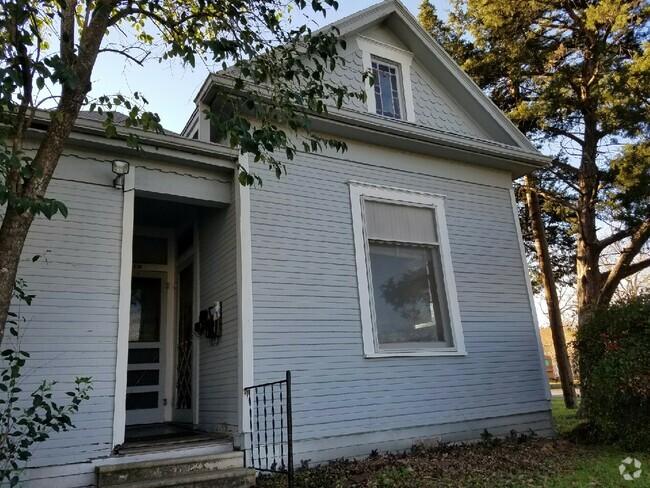 Building Photo - 319 N Doak St Unit C Rental