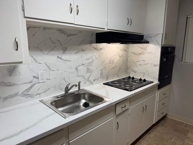 Building Photo - 2070 Latham St Unit 09