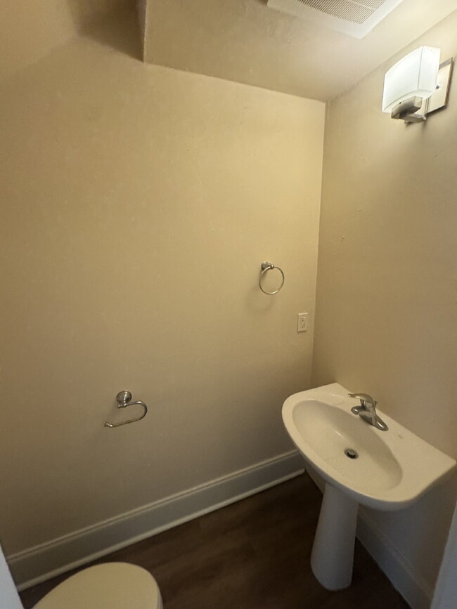 Photo - Huge 3-bedroom 2.5-Bathroom Condo Near parks and restaurants Unit 1215