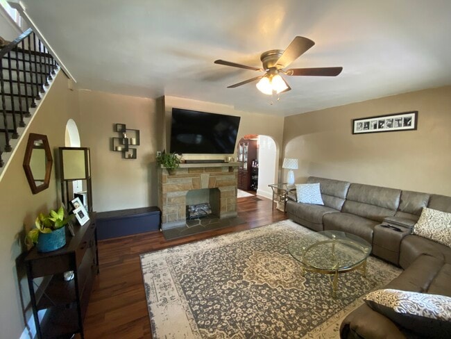Photo - 6348 Waldron St