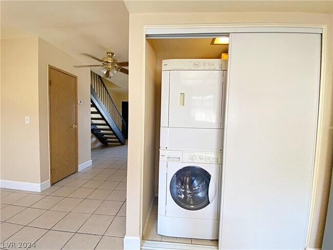 Photo - 894 Rhinegold Way