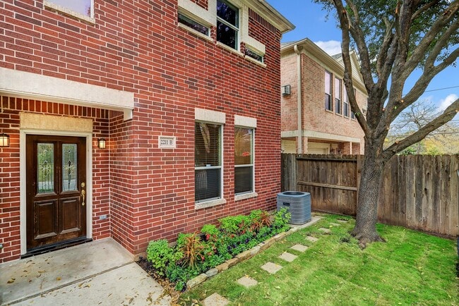 Photo - 2211 Roy St