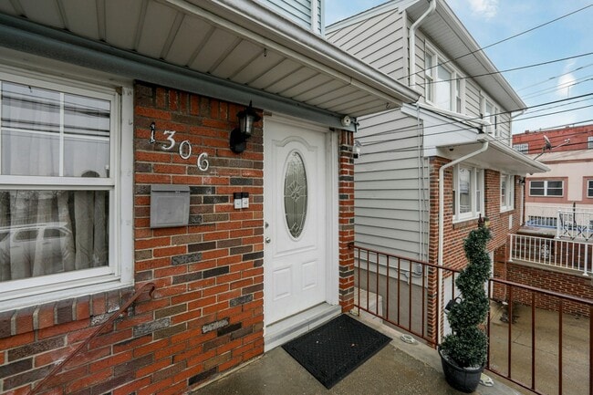 Building Photo - 1306 70th St Unit 2