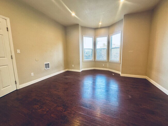 Photo - Tran 59th Triplex Unidad #2 Lower Left