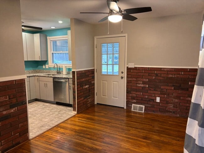 Photo - 9702 Oakdale Ave